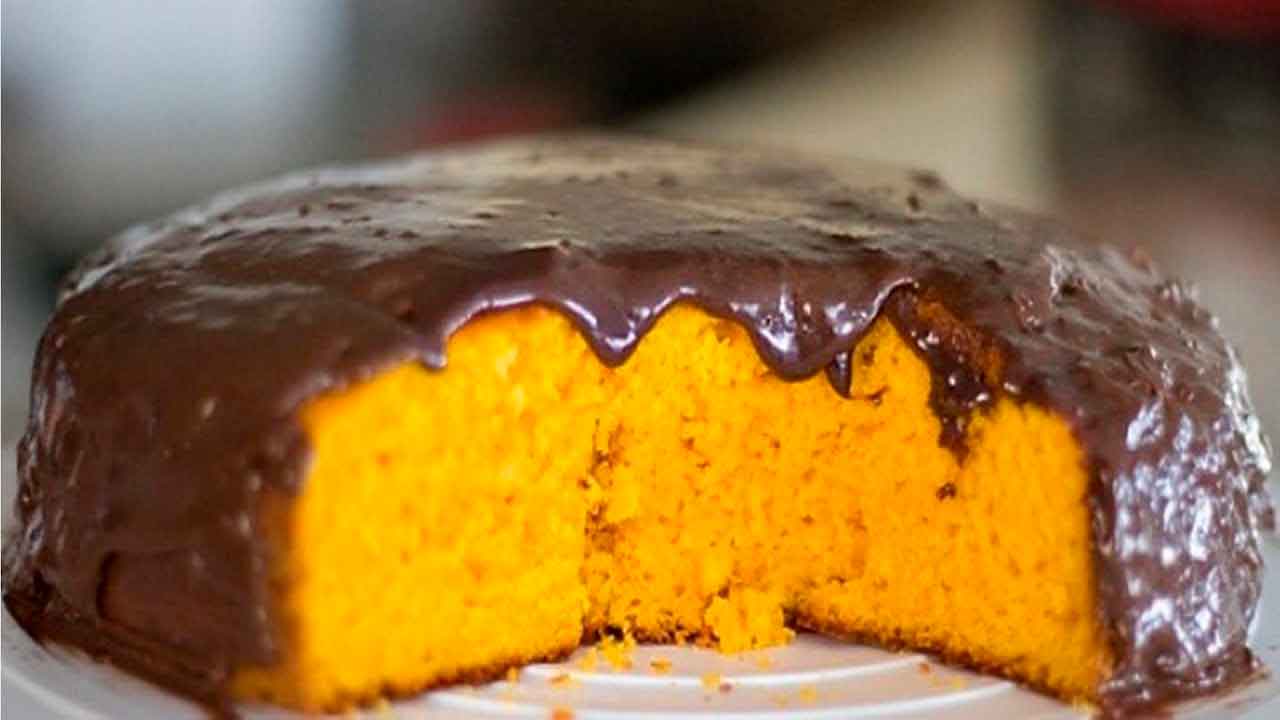 Bolo de cenoura com calda de chocolate fácil - Estadão